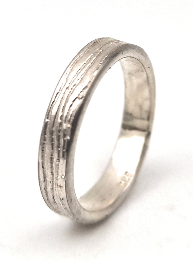 Ring naus 925er Silber, Gr.54, mit tief geprägtem Holzmaserungsmuster, Handarbeit