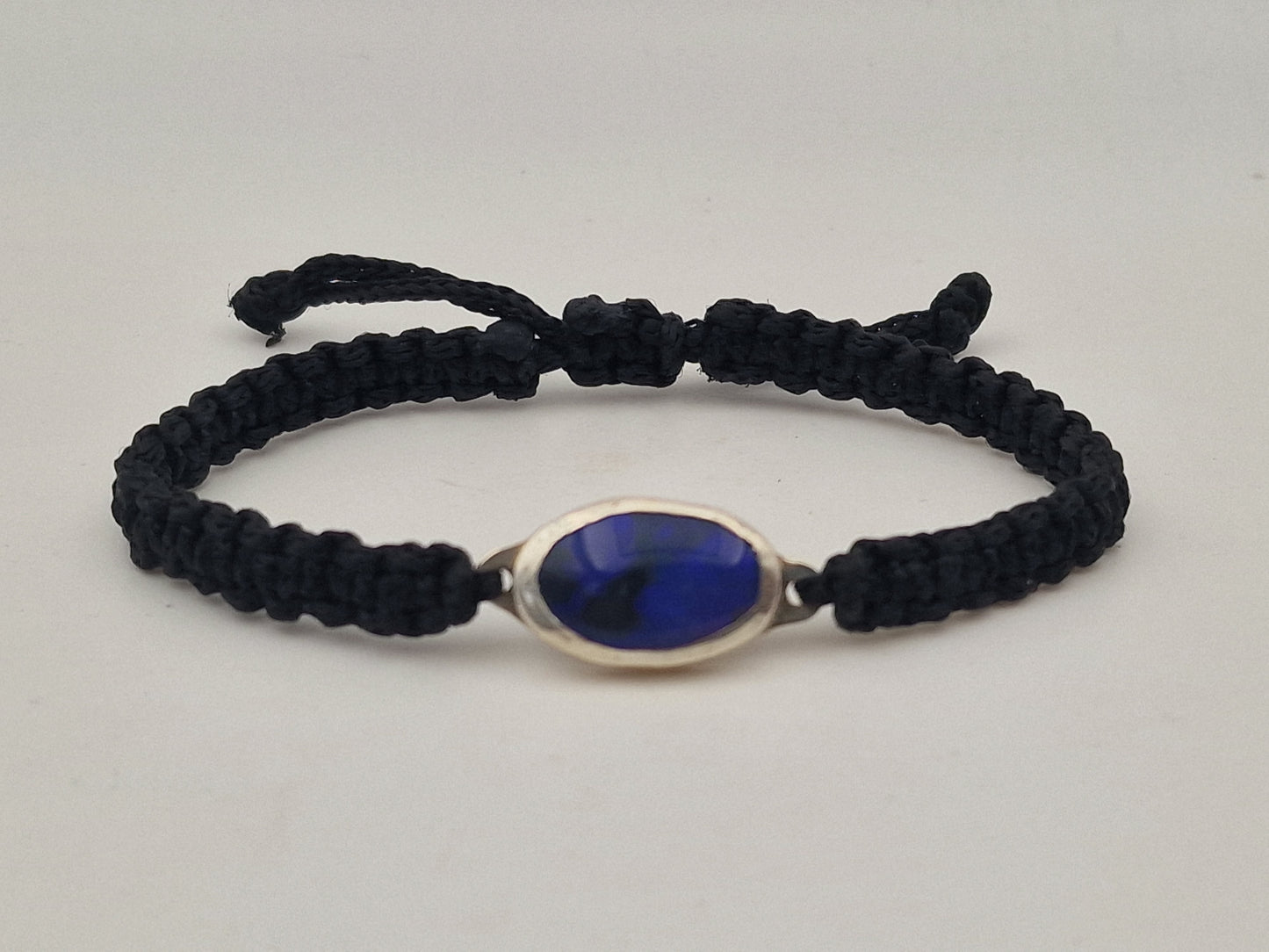 Makramee Armband mit schwarzen Opal in 925er Silber Fassung, lila-blaues Opalfeuer, handgeknüpft, Unikat, Handarbeit