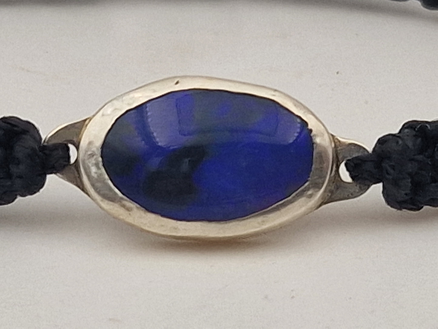 Makramee Armband mit schwarzen Opal in 925er Silber Fassung, lila-blaues Opalfeuer, handgeknüpft, Unikat, Handarbeit