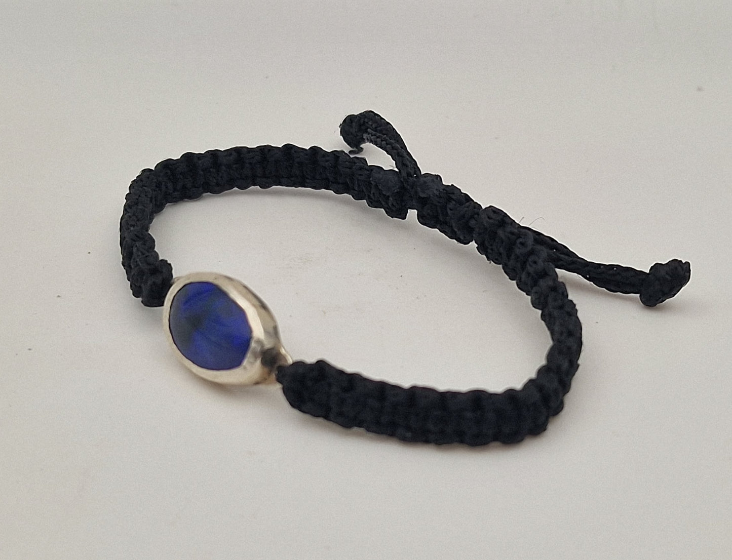 Makramee Armband mit schwarzen Opal in 925er Silber Fassung, lila-blaues Opalfeuer, handgeknüpft, Unikat, Handarbeit