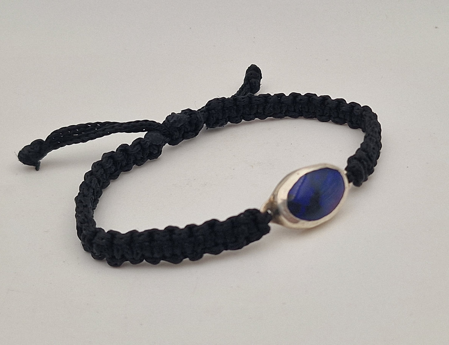 Makramee Armband mit schwarzen Opal in 925er Silber Fassung, lila-blaues Opalfeuer, handgeknüpft, Unikat, Handarbeit