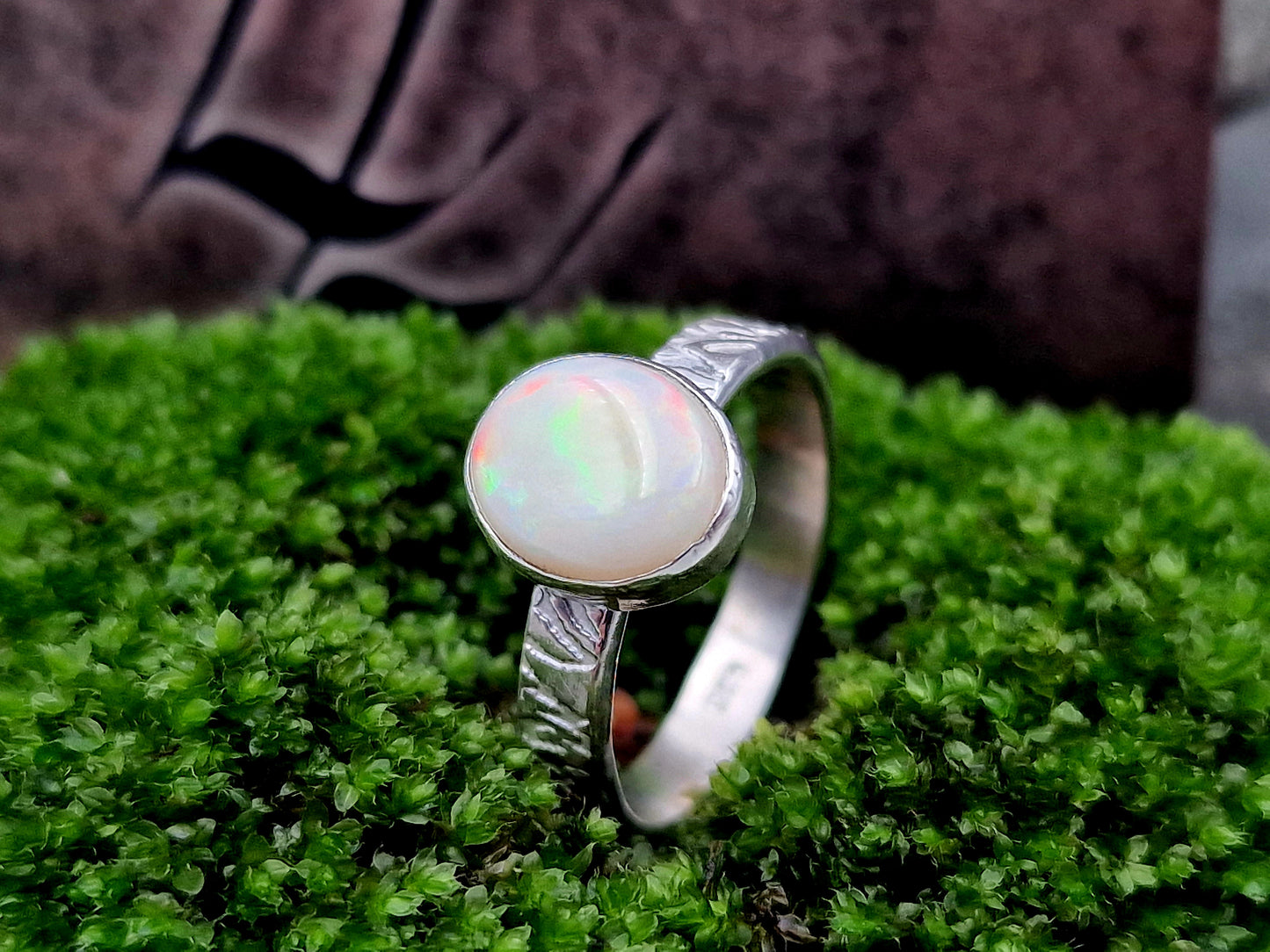 Weißer Opal Design Ring, Gr.60 (19), aus 925er Silber, geprägte Ringschiene, Multicolor Opalfeuer, Unikat, Handarbeit