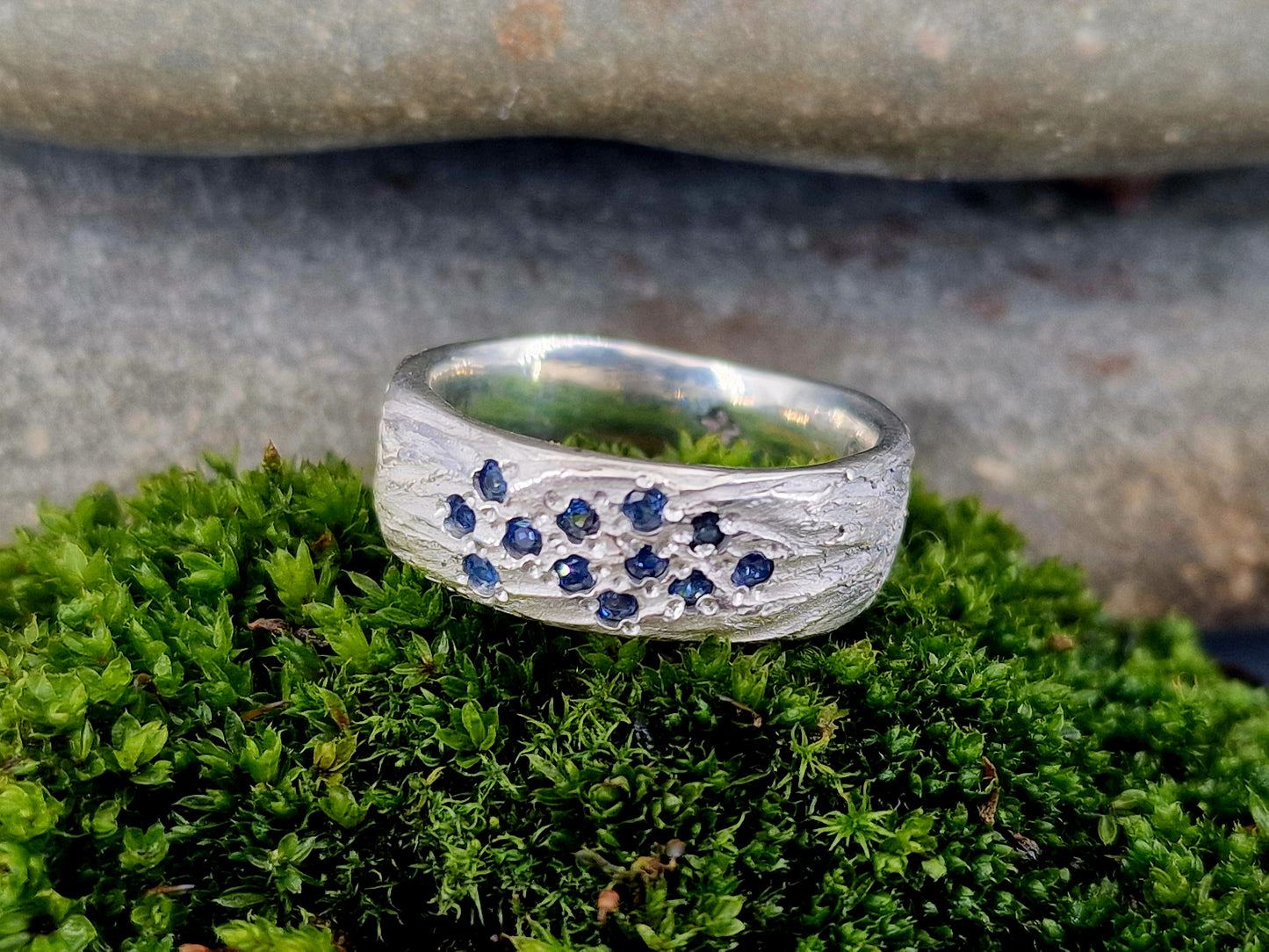 LeoLars-PABE Saphir Design Ring, Gr. 57 (18), aus 925er Silber mit Baumrinde als Oberflächen Struktur, massiv, blaue Saphire, Unikat, Handarbeit