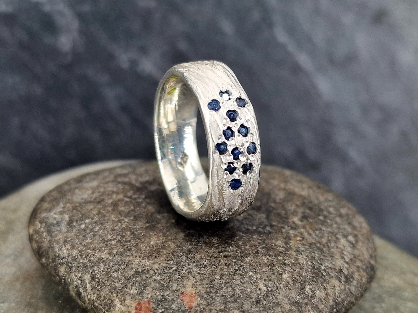 LeoLars-PABE Saphir Design Ring, Gr. 57 (18), aus 925er Silber mit Baumrinde als Oberflächen Struktur, massiv, blaue Saphire, Unikat, Handarbeit