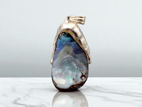LeoLars-PABE Boulder Opal flüssiges Silber Design Anhänger aus 925er Silber, Opal gecarrt mit mehrfarbigem pastellfarbenem Opalfeuer in flächiger gemeiner Opalschicht, Unikat, Handarbeit, Unisex