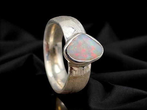 LeoLars-PABE Weißer Coober Pedy Opal Ring, Gr.50 (16), aus 925er Silber mit zart schraffierter Ringschiene, Opal mit mehrfarbigem Opalfeuer, Unikat, Handarbeit