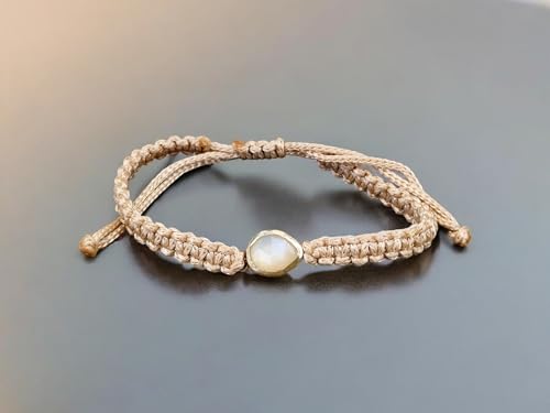LeoLars-PABE Glänzend cremefarbenes Makramee Armband mit weißen Labradorit in einer 925er Silber Fassung, Umfang von 18-26cm, Unikat, Handarbeit