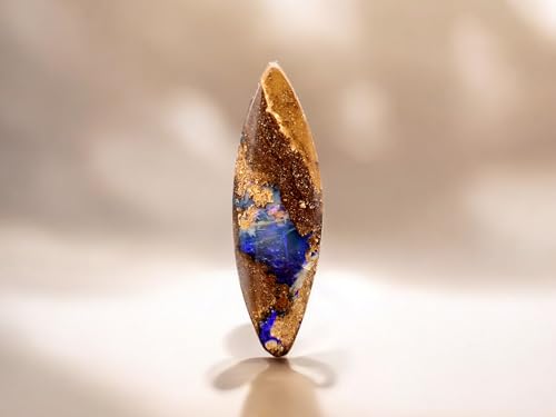 LeoLars-PABE Boulder Opal Anhänger im Navetteschliff, gebohrt mit 60cm Lederband, klare Opalschicht mit intensiv Lila Opalfeuer, Maße: 37,2mm x 11,2mm x 8,5mm, Unikat, Handgeschliffen