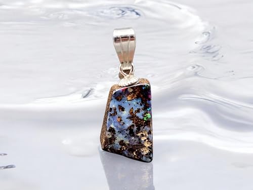 LeoLars-PABE Boulder Opal Anhänger mit tollem Muster und 925er Silber Stiftöse, partiell intensives Opalfeuer in blau, grün und rot, Anhängermaße: 19mm x 9,9mm x 6,4mm, Unikat, Handgeschliffen