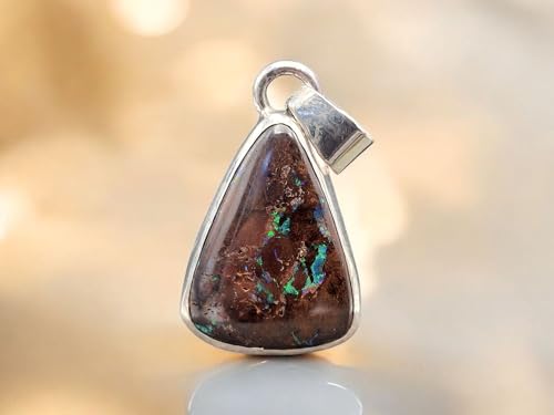 LeoLars-PABE Boulder Opal Anhänger aus 925er Silber in Zargenfassung, Opal mit schönem Muster und grünem Opalfeuer, Unikat, Handarbeit, Unisex, Anhängermaße: 29mm x 18,2mm x 8mm