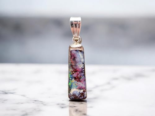 LeoLars-PABE Multicolor Boulder Opal Anhänger mit 925er Silber Stiftöse, Opalfeuer in allen Farben mit viel rot, tolles Muster, Anhängergröße: 22,6mm x 6,8mm x 6,8mm, Unikat, Handgeschliffen