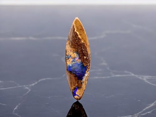LeoLars-PABE Boulder Opal Anhänger im Navetteschliff, gebohrt mit 60cm Lederband, klare Opalschicht mit intensiv Lila Opalfeuer, Maße: 37,2mm x 11,2mm x 8,5mm, Unikat, Handgeschliffen