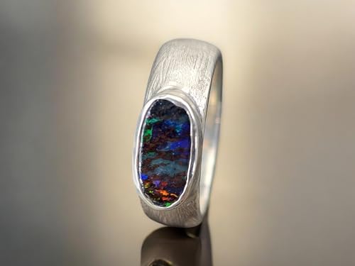 LeoLars-PABE Sehr dunkler Boulder Opal Design Ring aus 925er Silber, Oberfläche schraffiert, Opal mehrfarbiges Opalfeuer, Hologramm Effekt, Ringgröße: 56 (18), Unikat, Handarbeit