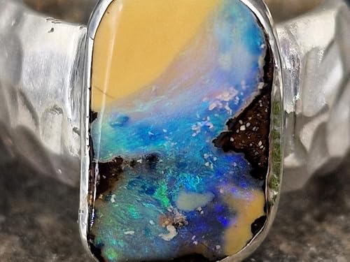 LeoLars-PABE Boulder Opal Picture Stone Design Ring aus 925er Silber, grob gehämmerte Oberflächen Struktur, massiv Opal mit grün-blauem Opalfeuer, Größe: 56-57 (18,2), Unikat, Handarbeit