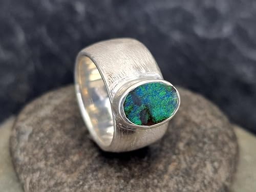 LeoLars-PABE Massiver Design Boulder Opal Ring aus 925er Silber, fein schraffierte Oberfläche, Opal-grünes Opalfeuer Pinfire, Größe: 56 (18), Unikat, Handarbeit