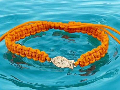 LeoLars-PABE Orangefarbenes Makramee Armband mit geprägtem 925er Silber Schlickfisch, Umfang von 15-26cm, Unikat, Handarbeit, Armbandmaße: 150mm x 8mm x 3,5mm
