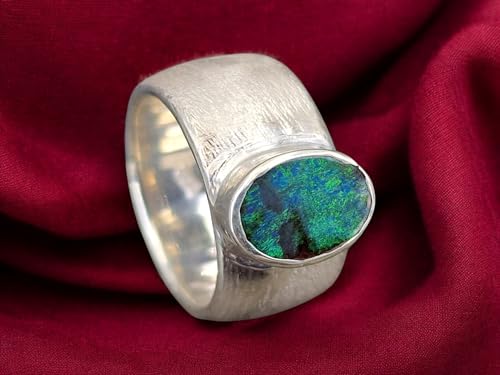 LeoLars-PABE Massiver Design Boulder Opal Ring aus 925er Silber, fein schraffierte Oberfläche, Opal-grünes Opalfeuer Pinfire, Größe: 56 (18), Unikat, Handarbeit
