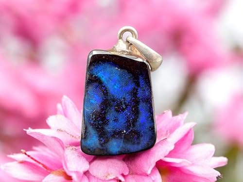 LeoLars-PABE Boulder Opal Anhänger mit 925er Silber Stiftöse, Opal fast schwarz mit blauem Galaxie Opalfeuer, Maße: 15,5mm x11,2mm x4,2mm, Unikat, Handgeschliffen