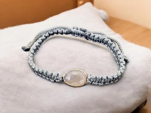 LeoLars-PABE Edelgraues Makramee Armband mit weißem Labradorit im Rosenschliff in einer 925er Silberfassung, Umfang von 17-23cm, Unikat, Handarbeit