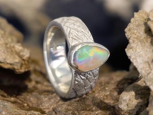 LeoLars-PABE Lightning Ridge Opal Tropfen Design Ring aus 925er Silber, kreuzschraffierte wilde Oberfläche, mehrfarbiges Opalfeuer, Ringgröße: 53/54, Unikat, Handarbeit