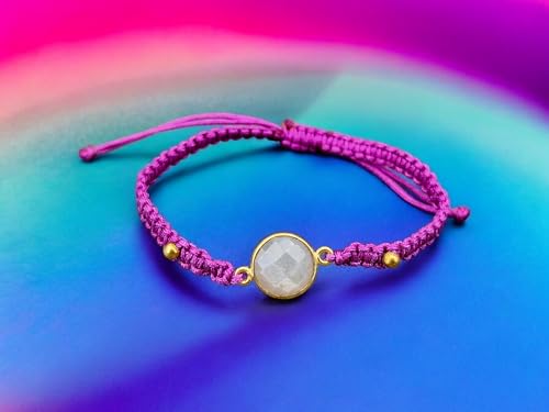 LeoLars-PABE Lila Makramee Armband mit erinem weißen Labradorit im Rosenschliff, vergoldete 925er Silberfassung und Kugeln, Umfang von 15-21cm, Unikat, Handarbeit