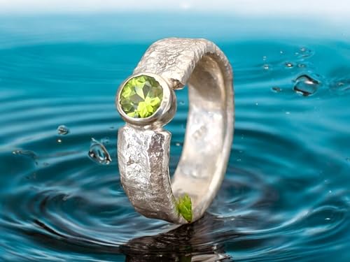 LeoLars-PABE Peridot Design Ring mit angeschmolzener Oberflächen Struktur, Größe 59 (18,7), aus 925er Silber, Peridot rund facettiert, Unikat, Handarbeit