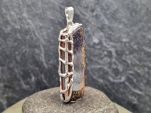 LeoLars-PABE Beidseitiger Boulder Opal Design Anhänger, Käfigfassung aus 925er Silber, tolles Muster mit grün-blauen Opaladern, Unikat, Handgschliffen, Anhängermaße: 44,7mm x 17,2mm x 7,3mm