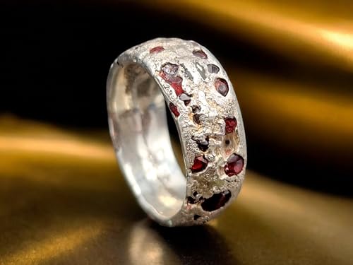 LeoLars-PABE Sandguss Chaos Design Ring mit roten Spinell Steinen in Größe 56 (18) aus 925er Silber mit typischer Sandguss Oberfläche, Unikat, liebevolle Handarbeit