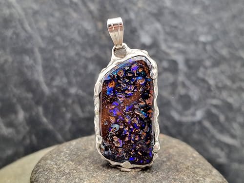 LeoLars-PABE Boulder Opal Anhänger, tolles wildes Muster, mit grün, blau-lila Opalfeuer, organisches Design, aus 925er Silber, Unikat, Handarbeit, Anhängermaße: 32,5mm x 16,6mm x 5,4mm