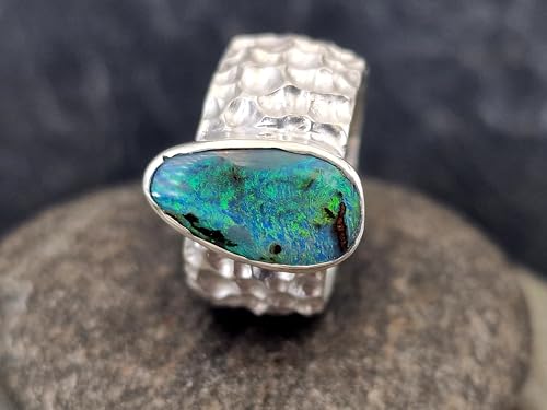 LeoLars-PABE Boulder Opal Design Ring aus 925er Silber, Ring im massiven Krater Design, Opal mit herrlichem grün-blauen Opalfeuer, Größe: 55 (17,5), Unikat, Handarbeit