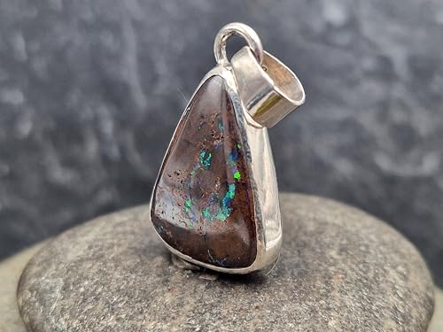 LeoLars-PABE Boulder Opal Anhänger aus 925er Silber in Zargenfassung, Opal mit schönem Muster und grünem Opalfeuer, Unikat, Handarbeit, Unisex, Anhängermaße: 29mm x 18,2mm x 8mm
