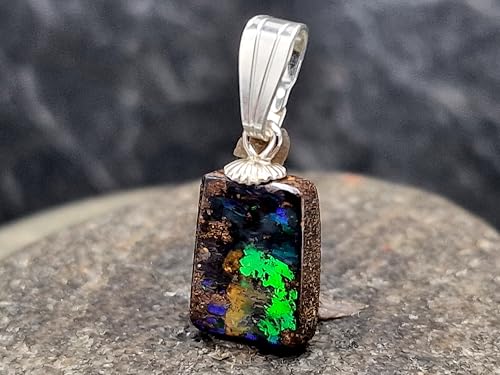 LeoLars-PABE Hologramm Effekt Boulder Opal Anhänger mit 925er Silber Stiftöse, intensives blaues und grünes Opalfeuer in der Bewegung, Anhängergröße: 15,5mm x 8,2mm x 3,4mm, Unikat, Handgeschliffen