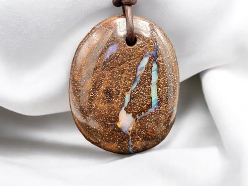 LeoLars-PABE Boulder Opal mit Frontbohrung und 60cm Lederband, Opaladern mit mehrfarbiger gemeiner Opalschicht und partiellem Opalfeuer, Maße: 35,6mm x 28mm x 11,6mm, Unikat, Handgeschliffen