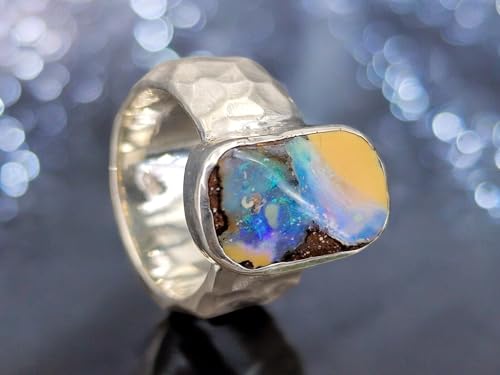 LeoLars-PABE Boulder Opal Picture Stone Design Ring aus 925er Silber, grob gehämmerte Oberflächen Struktur, massiv Opal mit grün-blauem Opalfeuer, Größe: 56-57 (18,2), Unikat, Handarbeit