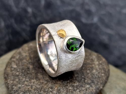 LeoLars-PABE dunkelgrüner Turmalin Tropfen Design Ring aus 925er Silber mit einem Feingold Nugget, quer schraffierte Oberfläche, bombiert, sehr massiv, Größe: 56 (18), Unikat, Handarbeit