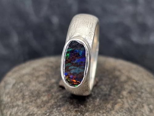 LeoLars-PABE Sehr dunkler Boulder Opal Design Ring aus 925er Silber, Oberfläche schraffiert, Opal mehrfarbiges Opalfeuer, Hologramm Effekt, Ringgröße: 56 (18), Unikat, Handarbeit