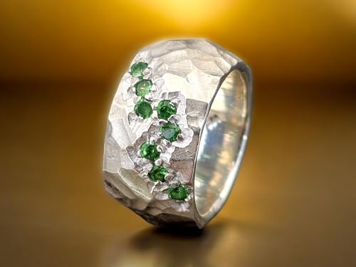 LeoLars-PABE Tsavorit Design Ring aus 925er Silber, Größe 57 (18,2), massiv grob geschmiedet mit mattierter Oberfläche, 8 rund facettierte Tsavorite, Unikat, Handarbeit