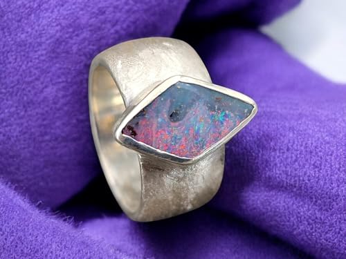 LeoLars-PABE Toller Design Boulder Opal Ring aus 925er Silber, massiv, fein schraffierte Struktur, Opalfeuer in rot und anderen Farben, Ringgröße: 56 (18), Unikat, Handarbeit