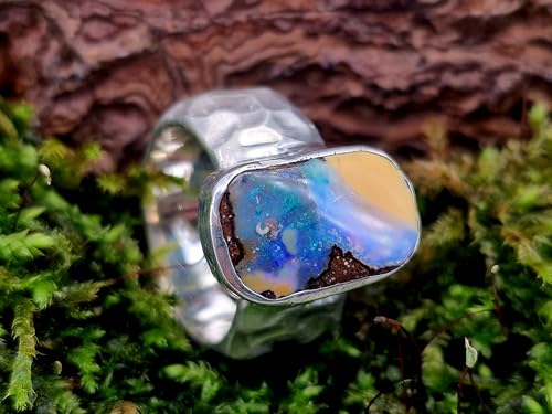 LeoLars-PABE Boulder Opal Picture Stone Design Ring aus 925er Silber, grob gehämmerte Oberflächen Struktur, massiv Opal mit grün-blauem Opalfeuer, Größe: 56-57 (18,2), Unikat, Handarbeit