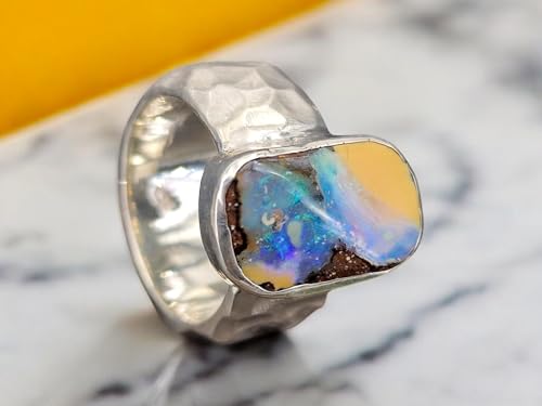 LeoLars-PABE Boulder Opal Picture Stone Design Ring aus 925er Silber, grob gehämmerte Oberflächen Struktur, massiv Opal mit grün-blauem Opalfeuer, Größe: 56-57 (18,2), Unikat, Handarbeit