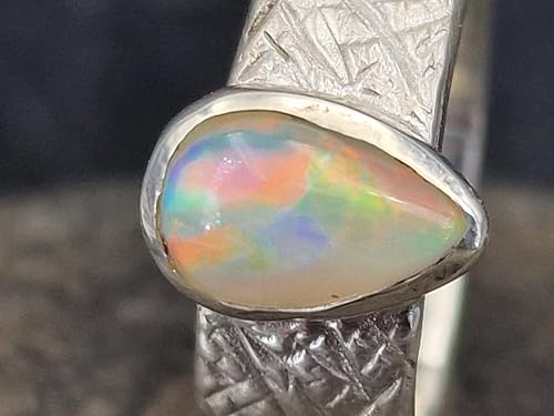 LeoLars-PABE Lightning Ridge Opal Tropfen Design Ring aus 925er Silber, kreuzschraffierte wilde Oberfläche, mehrfarbiges Opalfeuer, Ringgröße: 53/54, Unikat, Handarbeit