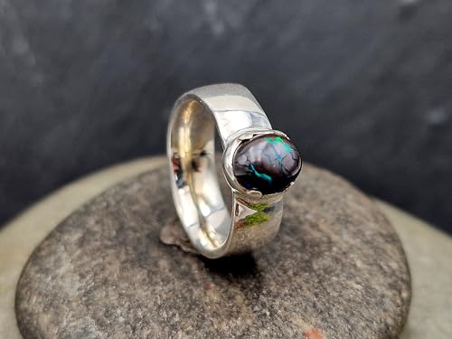 LeoLars-PABE Boulder Matrix Opal Ring, Gr. 53 (17), aus 925er Silber, schlicht, viele Opaladern mit brilliantem grünen Opalfeuer, Unikat, Handarbeit