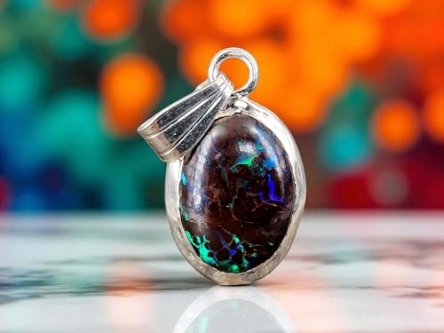 LeoLars-PABE Boulder Matrix Opal Anhänger aus 925er Silber, viele Opaladern mit brilliantem Opalfeuer in grün und blau, Zargenfassung, schlicht, Unikat, Handarbeit