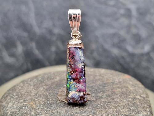 LeoLars-PABE Multicolor Boulder Opal Anhänger mit 925er Silber Stiftöse, Opalfeuer in allen Farben mit viel rot, tolles Muster, Anhängergröße: 22,6mm x 6,8mm x 6,8mm, Unikat, Handgeschliffen