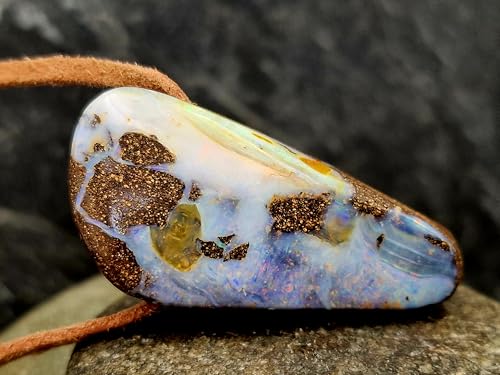 Großer Boulder Opal Anhänger mit Bohrung und 60cm Lederband, helle gemeine Opalschicht mit pastellfarbenem Opalfeuer in verschiedenen Farben, Maße: 43mm x 21mm x 11,9mm, Unikat, Handgeschliffen