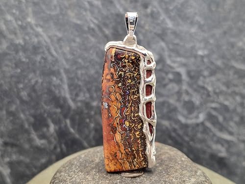 LeoLars-PABE Beidseitiger Boulder Opal Design Anhänger, Käfigfassung aus 925er Silber, tolles Muster mit grün-blauen Opaladern, Unikat, Handgschliffen, Anhängermaße: 44,7mm x 17,2mm x 7,3mm
