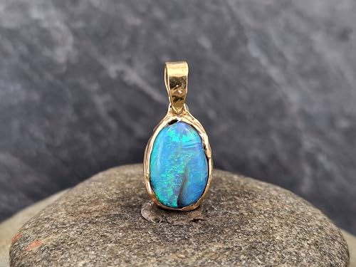 LeoLars-PABE Semi Chrystal Opal Anhänger aus Lightning Ridge mit Wellen Design Fassung aus 585er Gelbgold, Opal blau-grünes Opalfeuer, 13,8x9,2mm, Unikat, Handarbeit