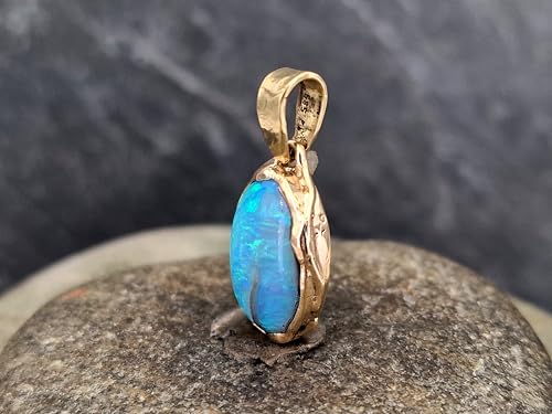 LeoLars-PABE Semi Chrystal Opal Anhänger aus Lightning Ridge mit Wellen Design Fassung aus 585er Gelbgold, Opal blau-grünes Opalfeuer, 13,8x9,2mm, Unikat, Handarbeit