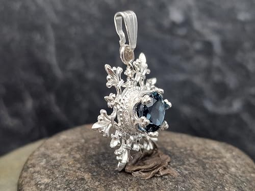 LeoLars-PABE Schneeflöckchen Design Anhänger aus 925er Silber, rund facettiertem London Blue Topas, Unikat, Handarbeit, Anhängermaße: 24,2mm x 21,1mm x 6,9mm