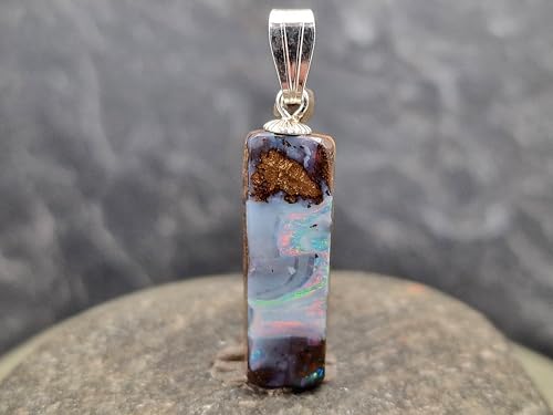 LeoLars-PABE Boulder Opal Picture Stone Anhänger mit 925er Silber Stiftöse, Nebel mit mehrfarbigem pastellfarbenem Opalfeuer, Anhängermaße: 26,2mm x 7,9mm x 5,1mm, Unikat, Handgeschliffen